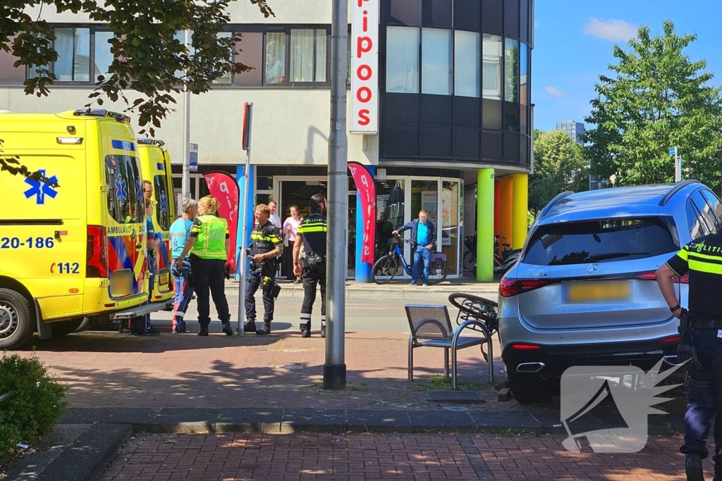 Auto crasht op straatbank