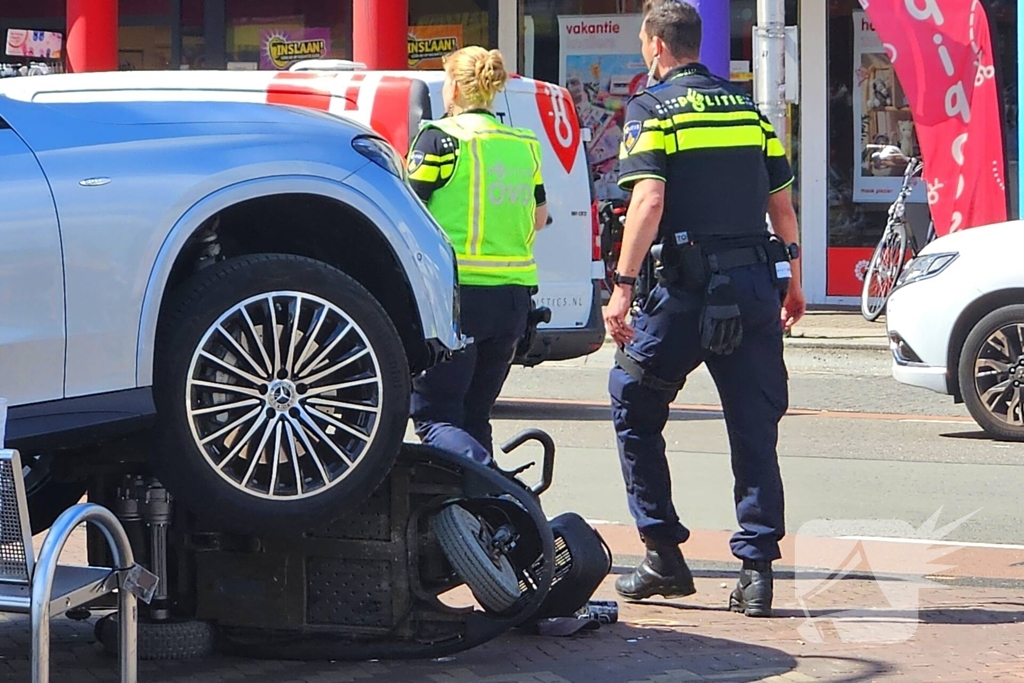 Auto crasht op straatbank