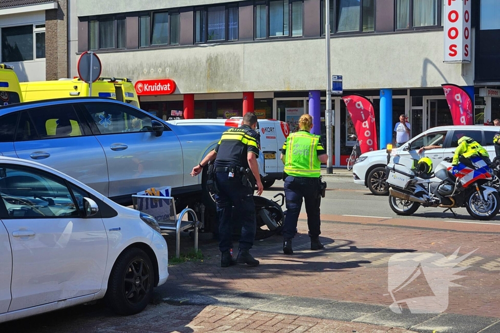Auto crasht op straatbank