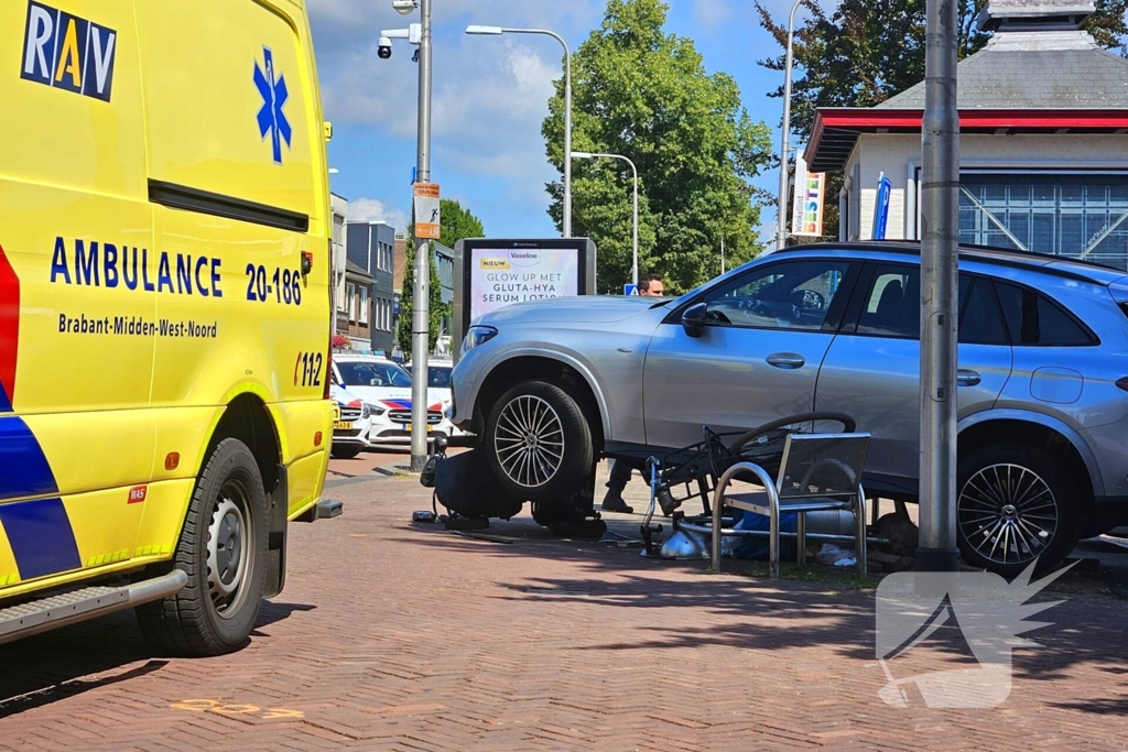 Auto crasht op straatbank