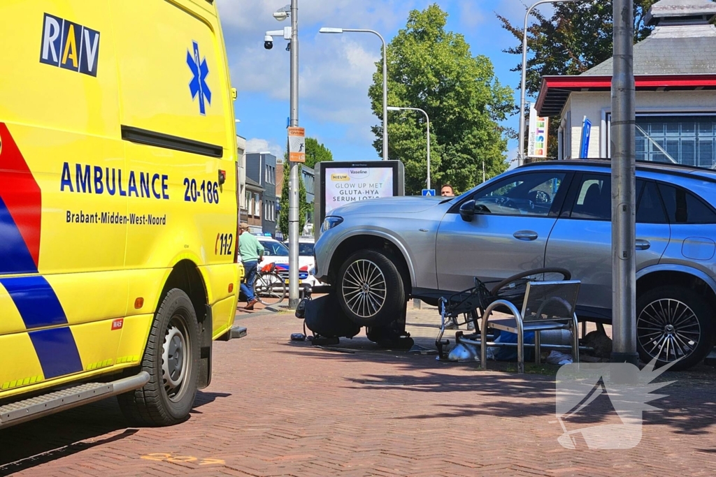 Auto crasht op straatbank