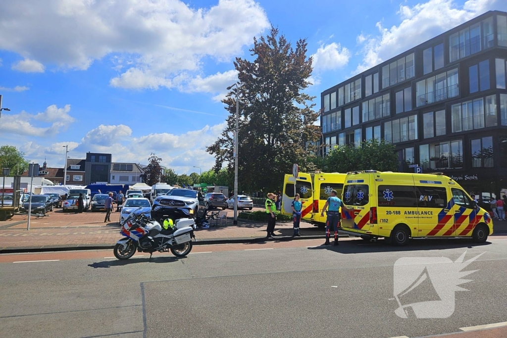 Auto crasht op straatbank