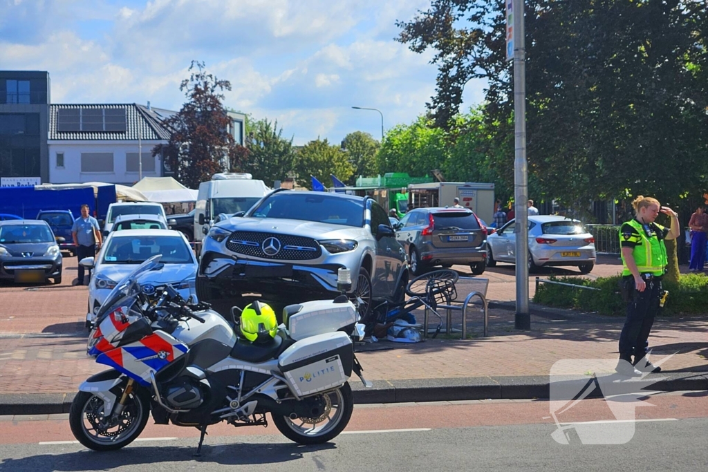 Auto crasht op straatbank