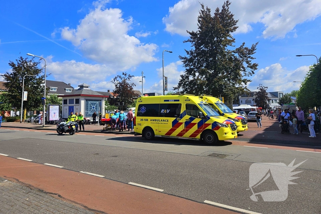 Auto crasht op straatbank