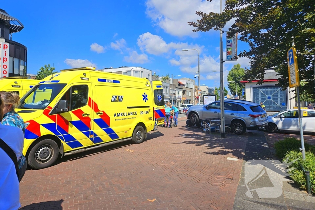 Auto crasht op straatbank