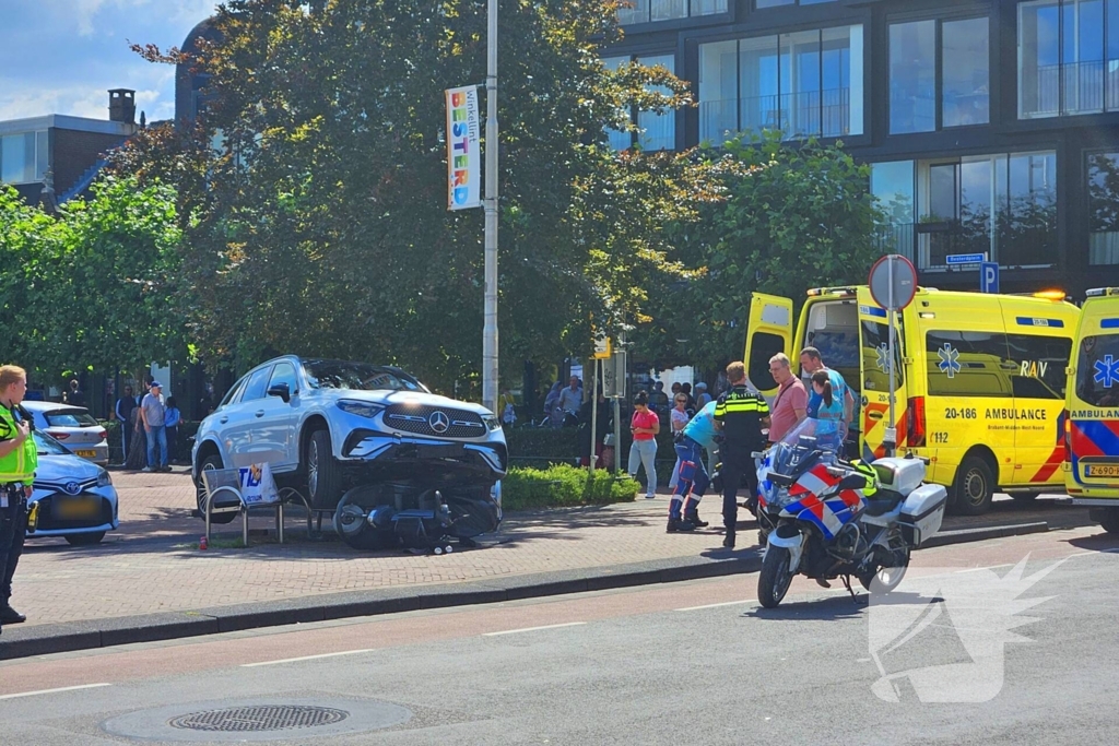 Auto crasht op straatbank