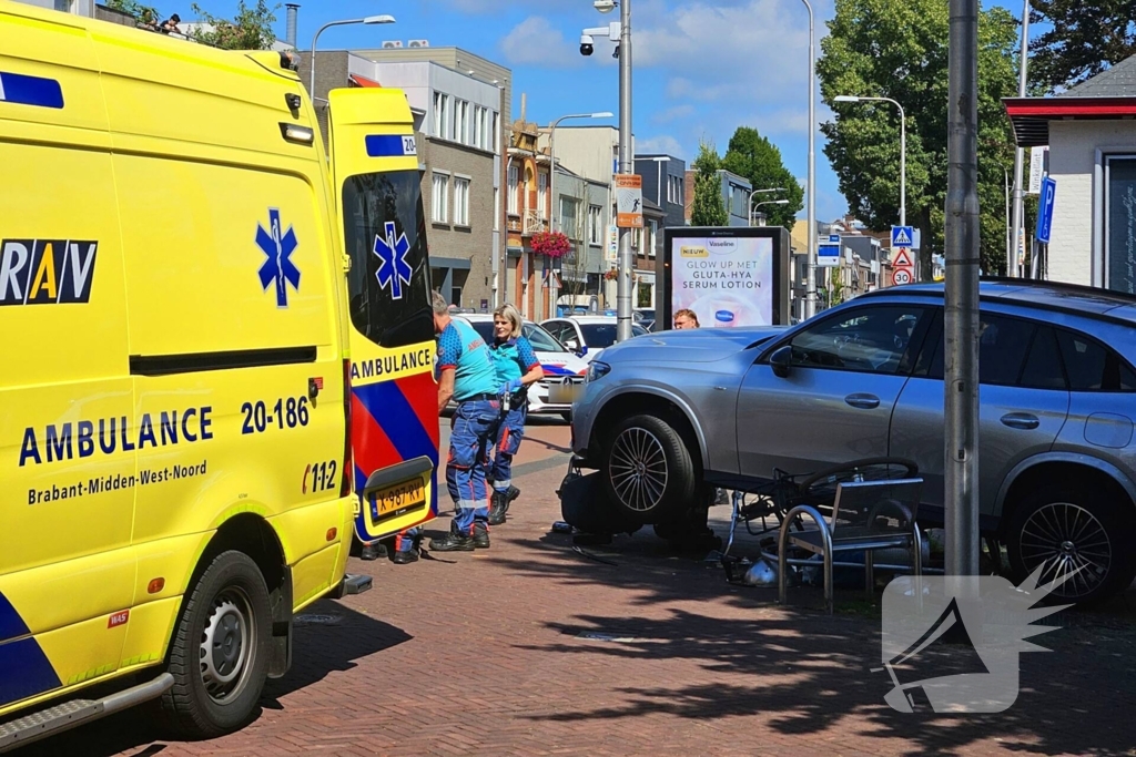 Auto crasht op straatbank
