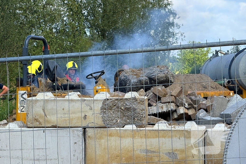 Brand in landbouwvoertuig op bouwterrein