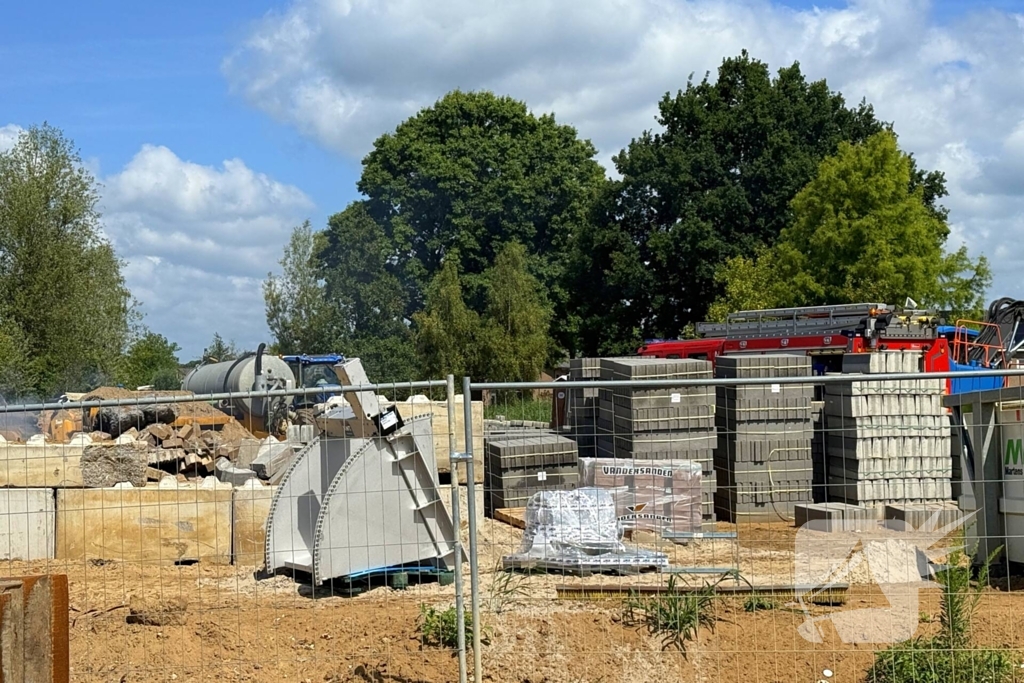 Brand in landbouwvoertuig op bouwterrein