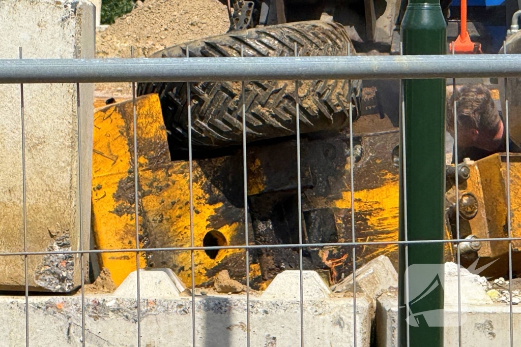 Brand in landbouwvoertuig op bouwterrein