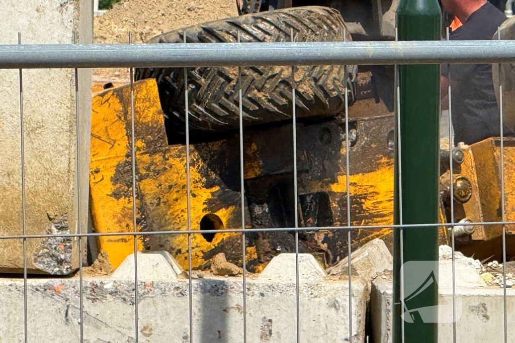 Brand in landbouwvoertuig op bouwterrein