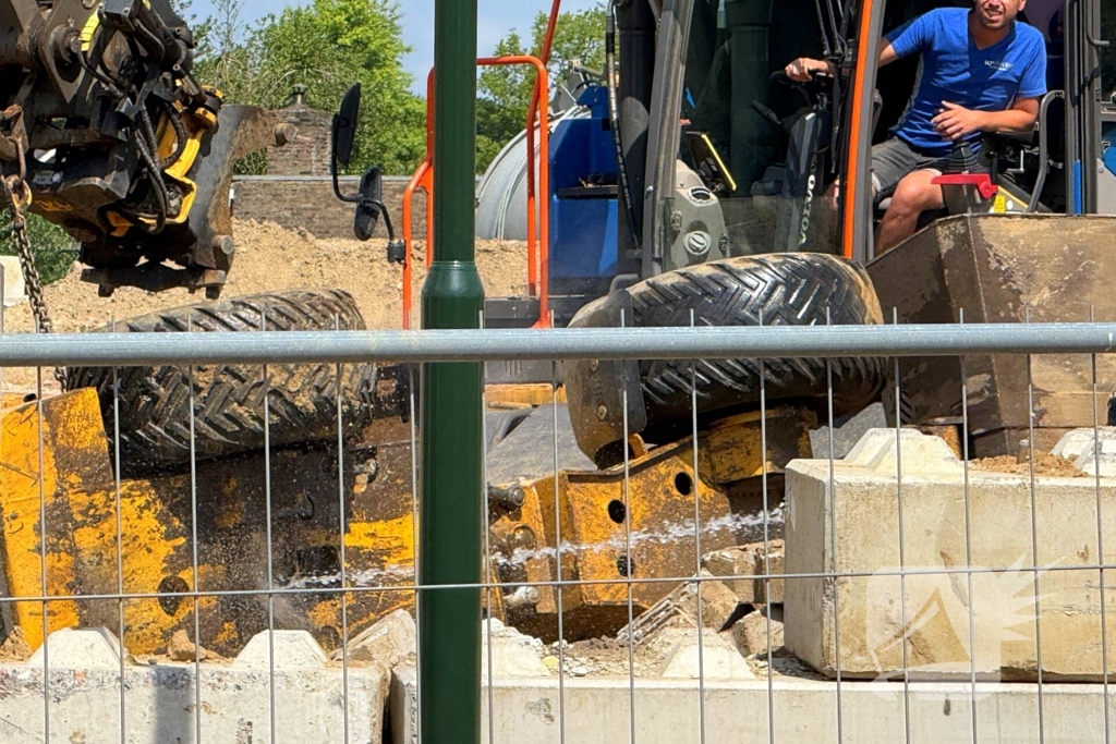 Brand in landbouwvoertuig op bouwterrein