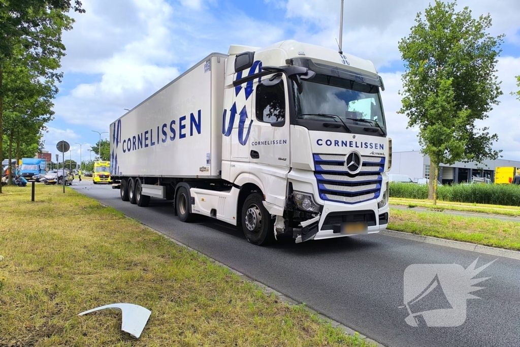 Auto en vrachtwagen botsen op kruising