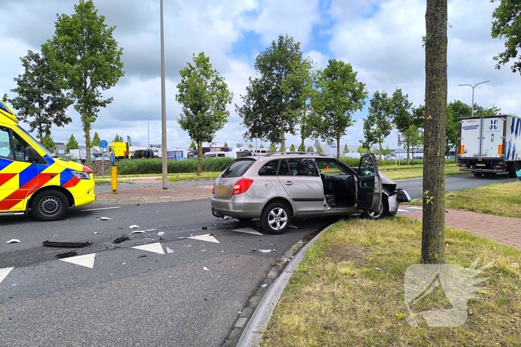 Auto en vrachtwagen botsen op kruising
