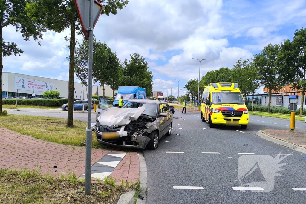 Auto en vrachtwagen botsen op kruising