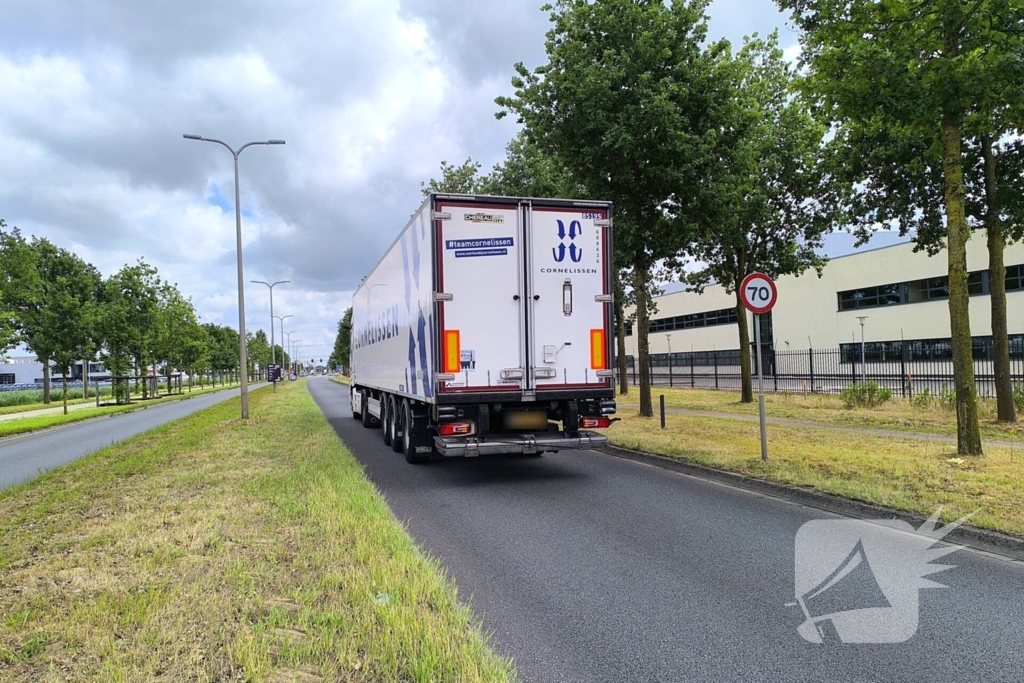 Auto en vrachtwagen botsen op kruising