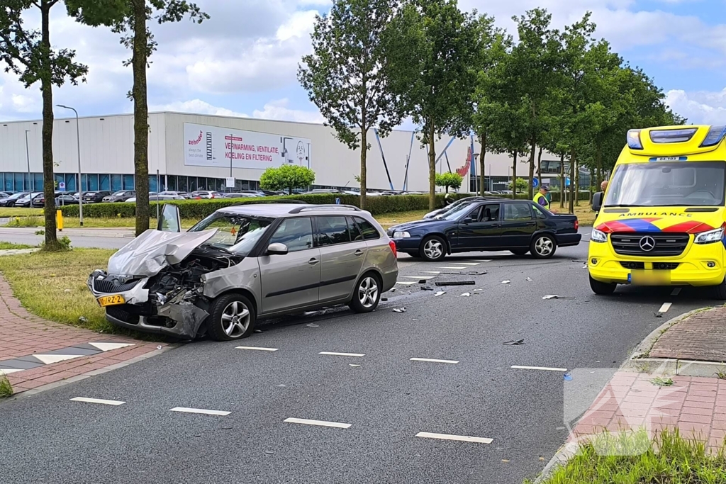 Auto en vrachtwagen botsen op kruising