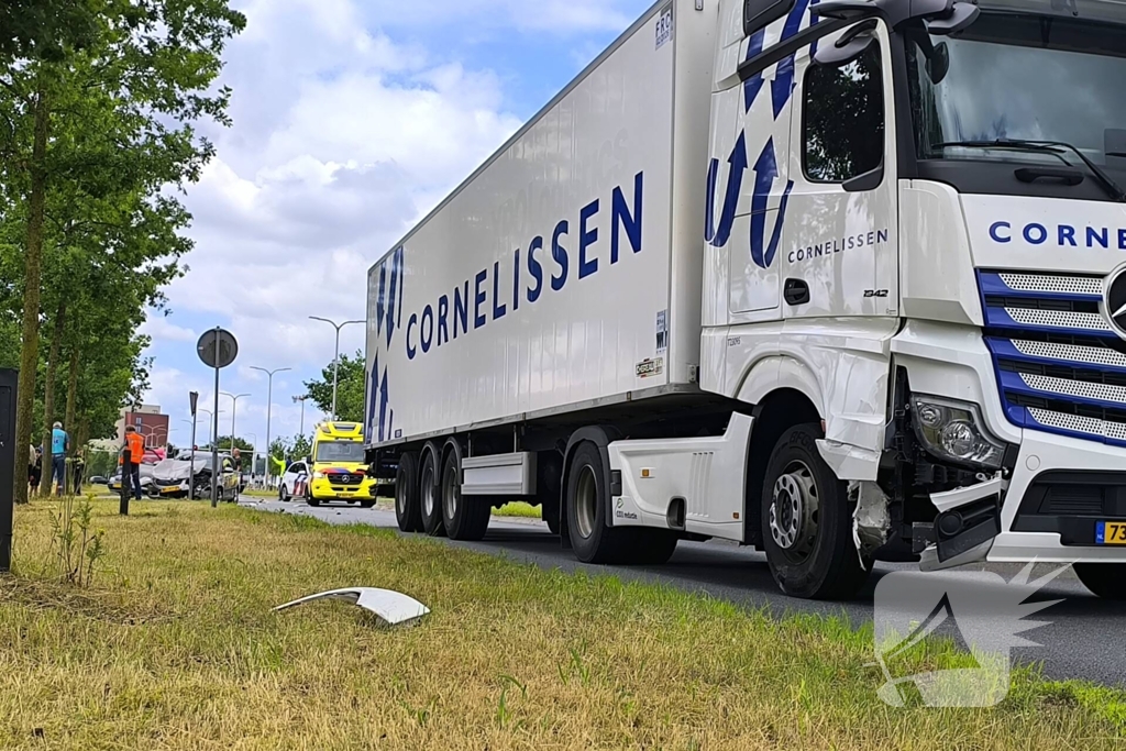 Auto en vrachtwagen botsen op kruising