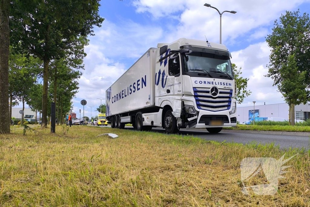 Auto en vrachtwagen botsen op kruising