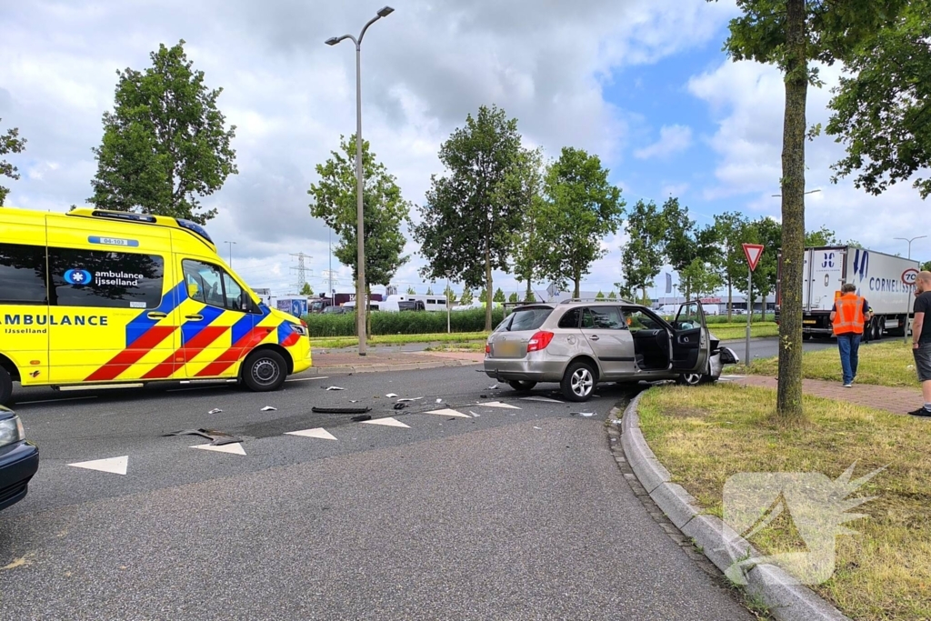 Auto en vrachtwagen botsen op kruising