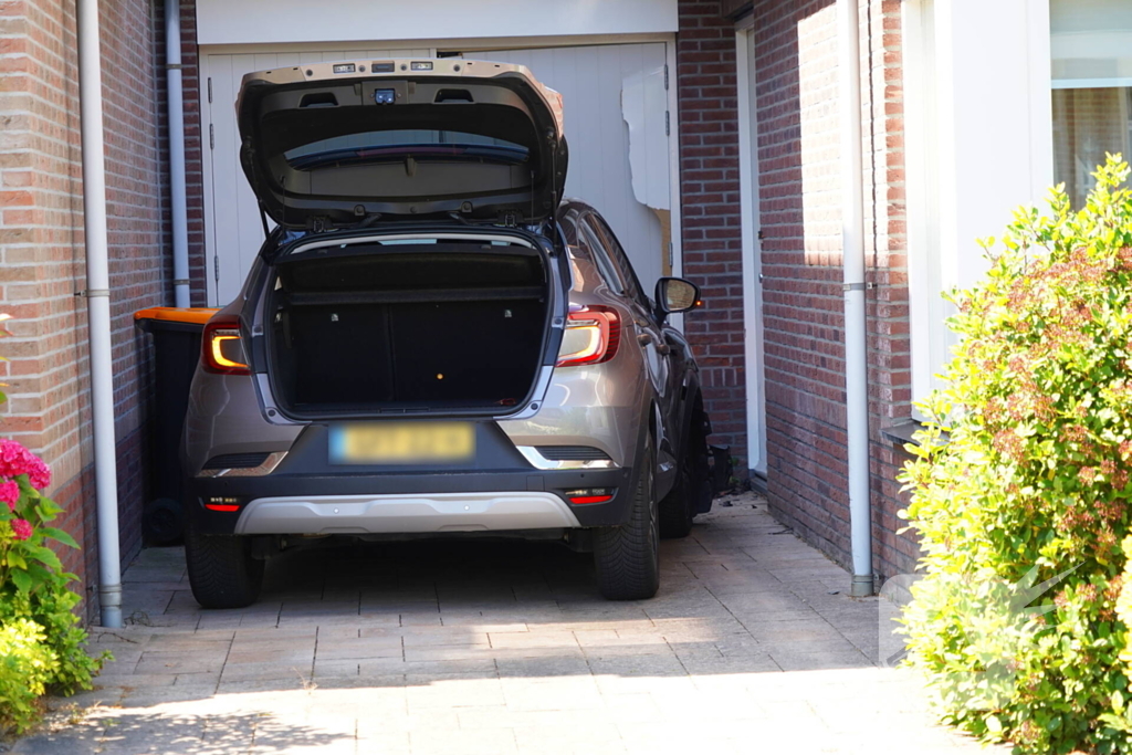 Auto rijdt garage binnen tijdens inparkeren