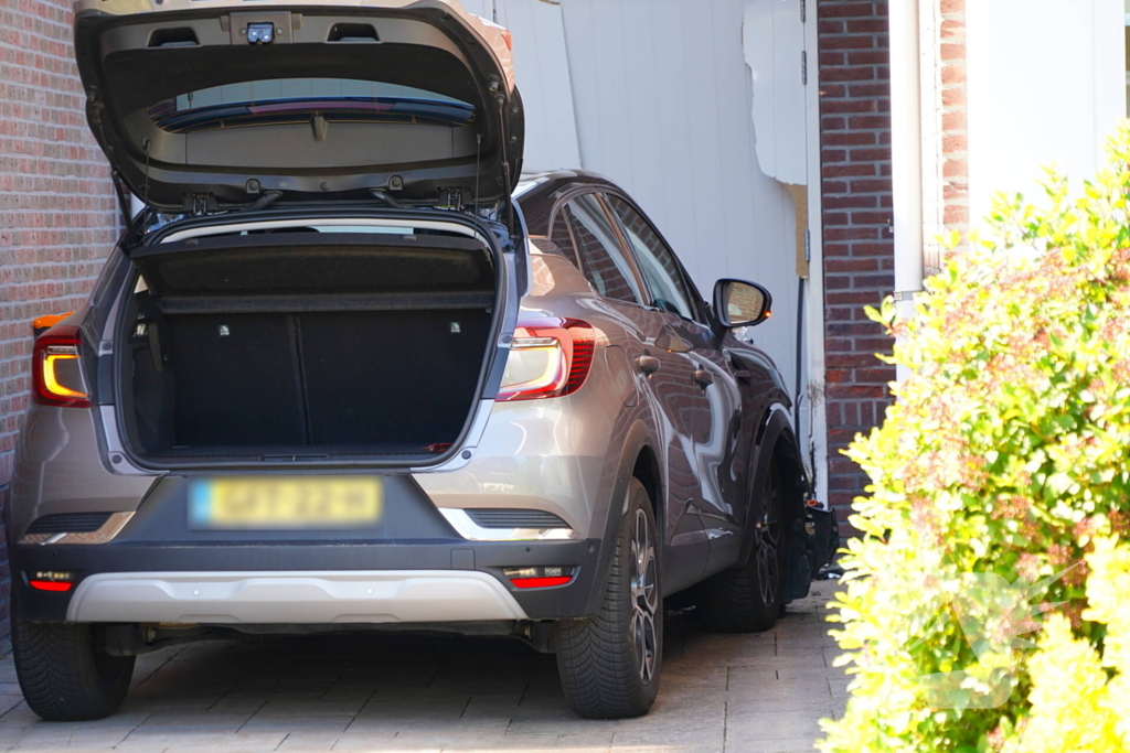 Auto rijdt garage binnen tijdens inparkeren