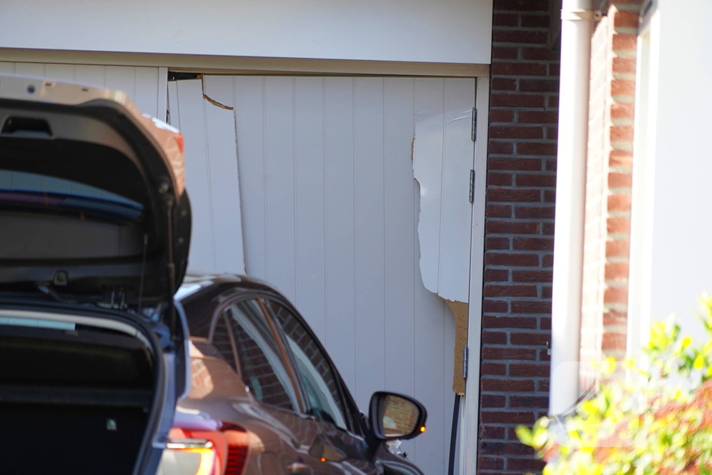 Auto rijdt garage binnen tijdens inparkeren