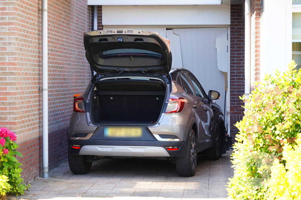 Auto rijdt garage binnen tijdens inparkeren