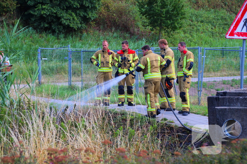Kinderen ontdekken bermbrand en waarschuwen