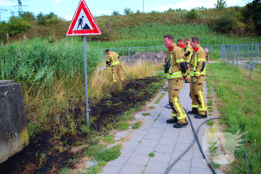 Kinderen ontdekken bermbrand en waarschuwen