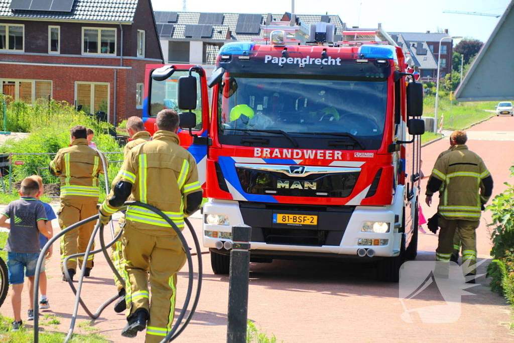 Kinderen ontdekken bermbrand en waarschuwen