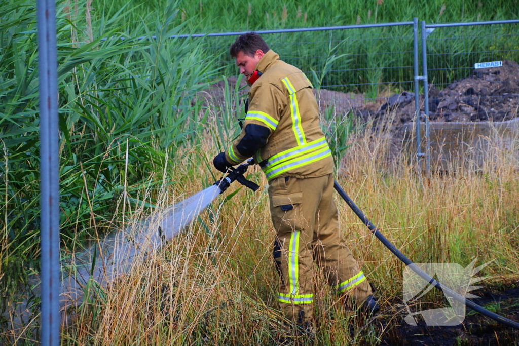 Kinderen ontdekken bermbrand en waarschuwen