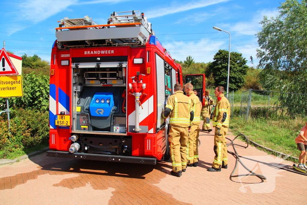 Kinderen ontdekken bermbrand en waarschuwen