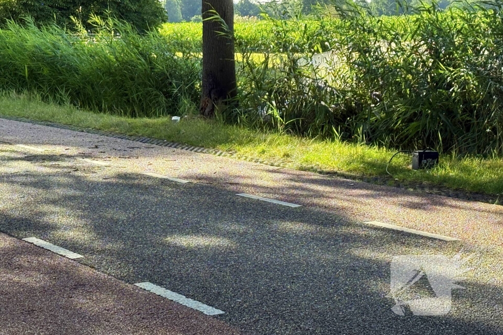 Auto rijdt sloot in met dodelijke afloop