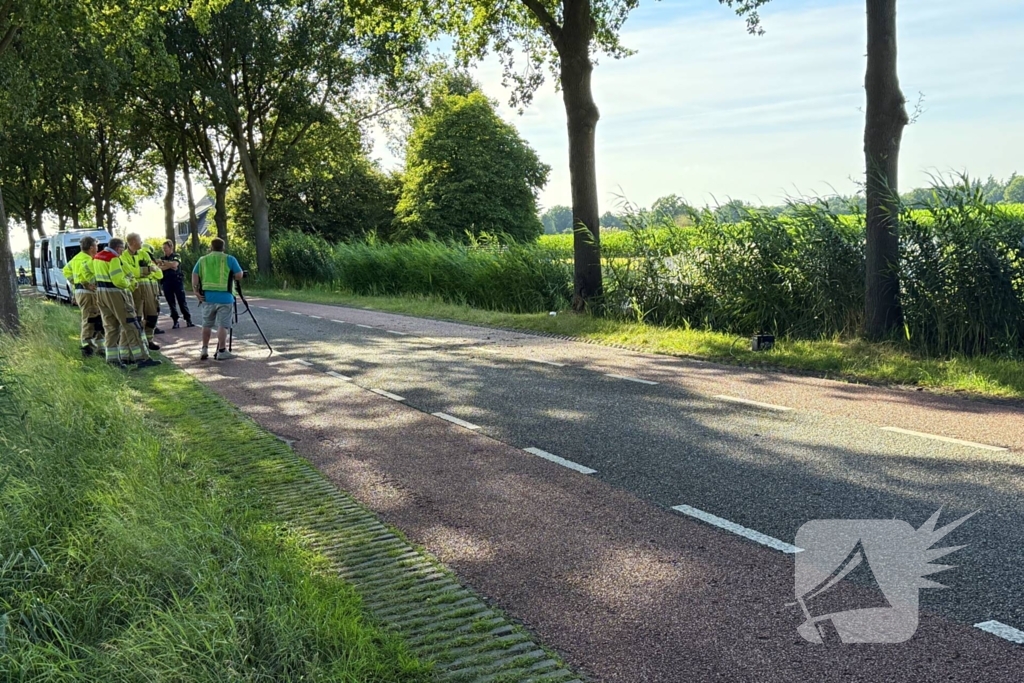 Auto rijdt sloot in met dodelijke afloop