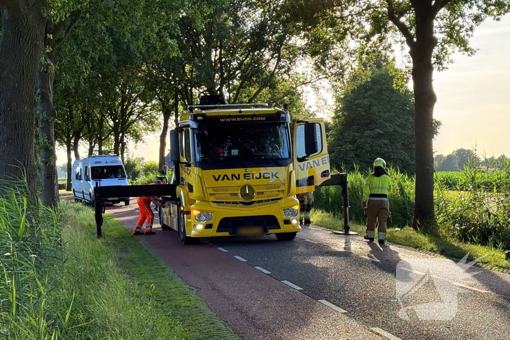 Auto rijdt sloot in met dodelijke afloop