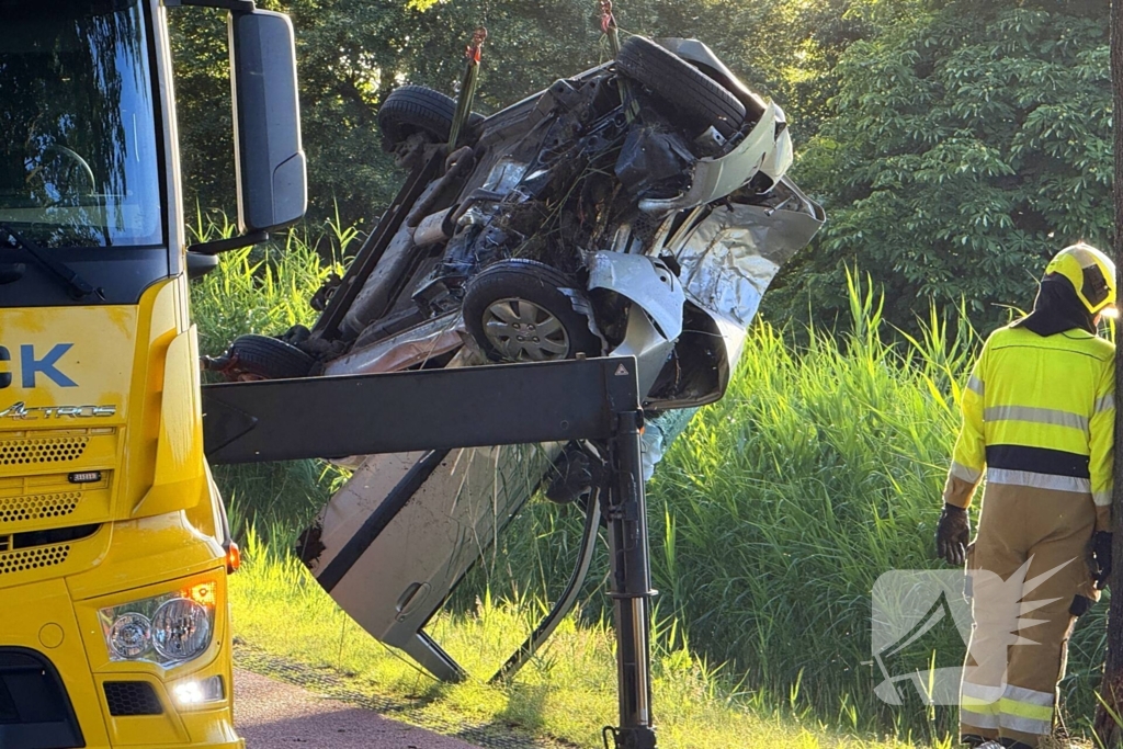 Auto rijdt sloot in met dodelijke afloop