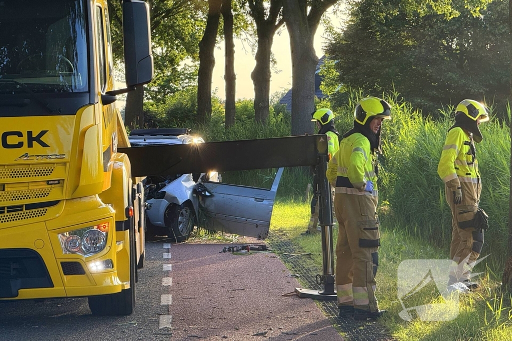 Auto rijdt sloot in met dodelijke afloop