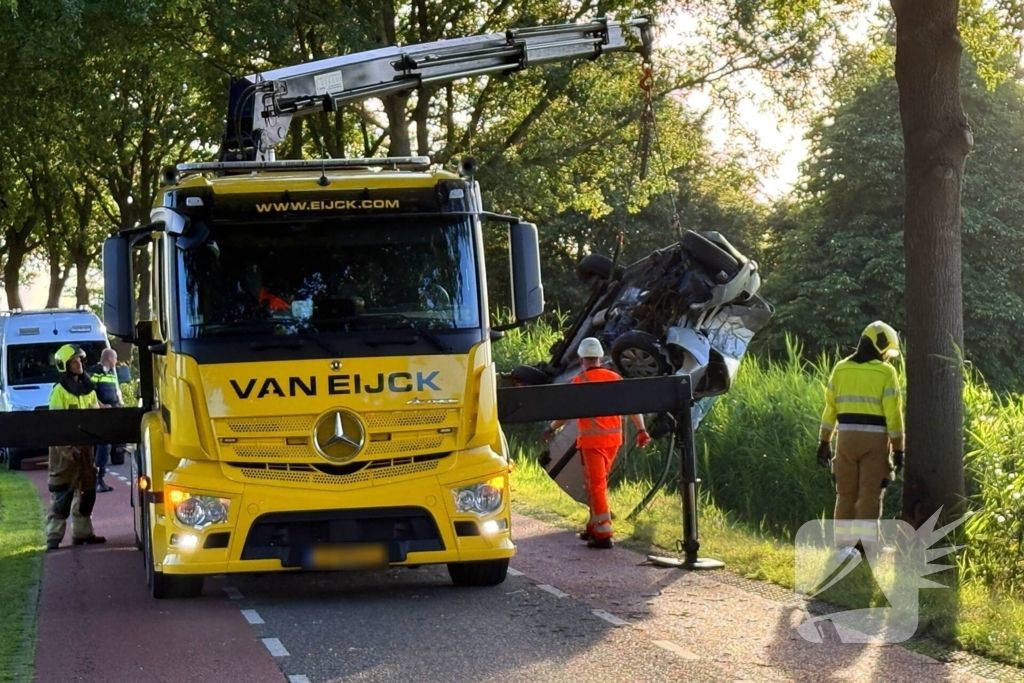 Auto rijdt sloot in met dodelijke afloop