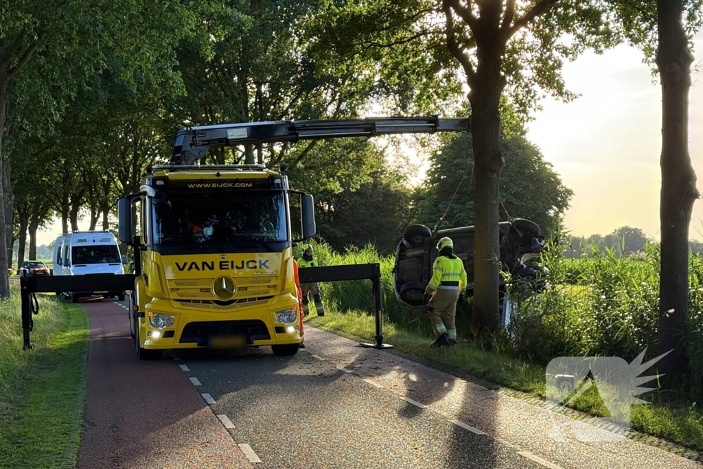 Auto rijdt sloot in met dodelijke afloop