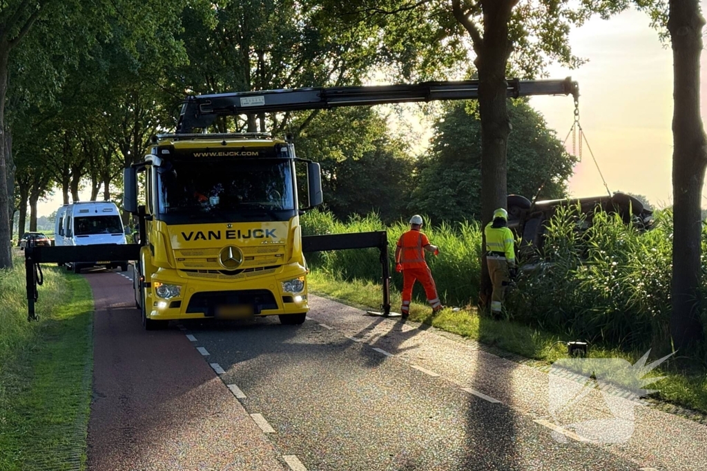 Auto rijdt sloot in met dodelijke afloop