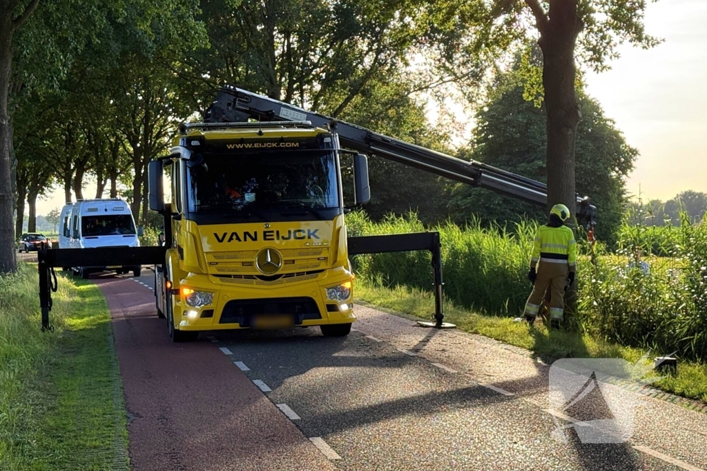 Auto rijdt sloot in met dodelijke afloop