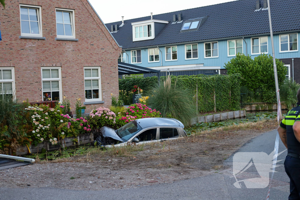 Steekincident leidt tot gewonde en auto te water