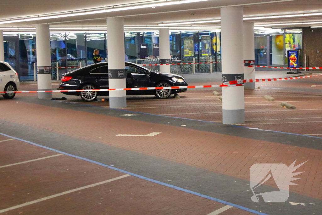 Steekincident leidt tot gewonde en auto te water