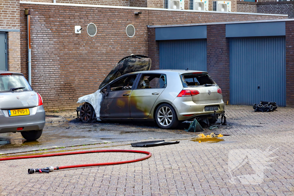Autobrand verwoest voertuig op winkelcentrum parkeerplaats