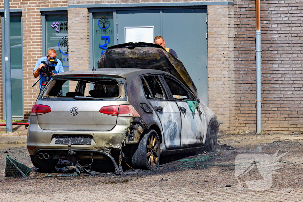 Autobrand verwoest voertuig op winkelcentrum parkeerplaats