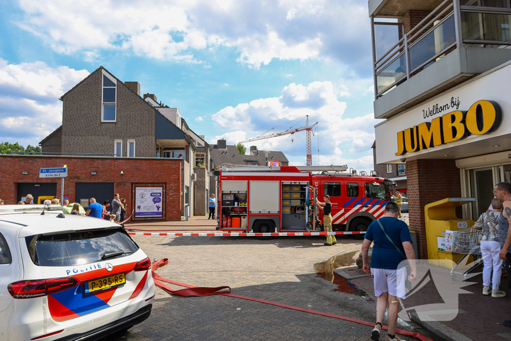 Autobrand verwoest voertuig op winkelcentrum parkeerplaats
