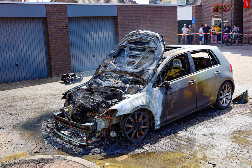 Autobrand verwoest voertuig op winkelcentrum parkeerplaats