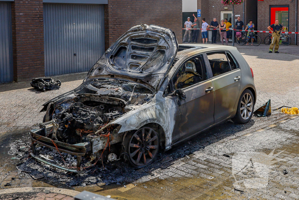 Autobrand verwoest voertuig op winkelcentrum parkeerplaats