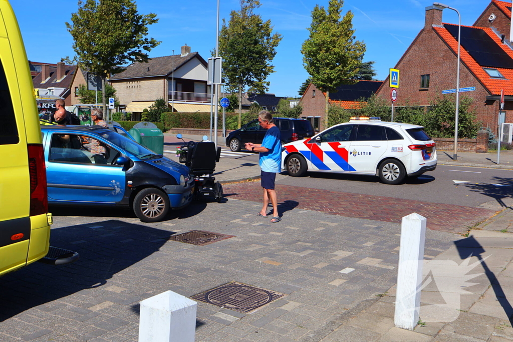 Automobilist botst op scootmobiel